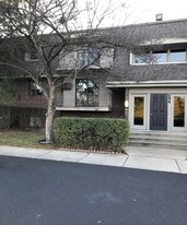 244 E Bailey Rd, Unit F in Naperville, IL - Building Photo