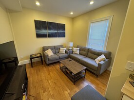 208 Holland St, Unit 2 in Somerville, MA - Building Photo