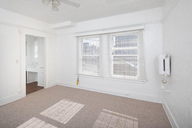 Windsor Apartments in San Diego, CA - Building Photo - Building Photo