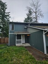 12822 117th St E in Puyallup, WA - Building Photo