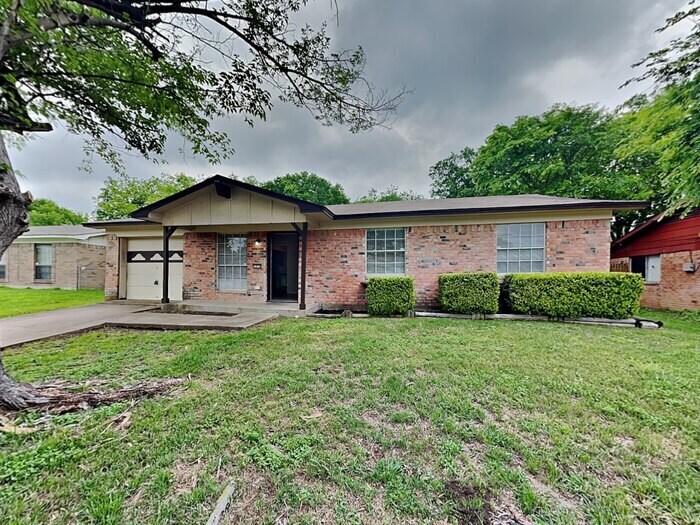 1233 Saturn Dr in Cedar Hill, TX - Building Photo