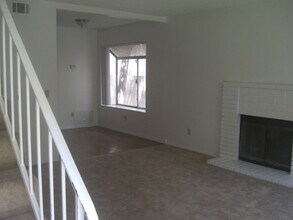 1251 S Meadow Ln, Unit 103 in Colton, CA - Foto de edificio - Building Photo