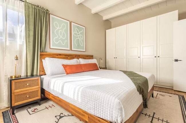 326 Rosecrans Ave in Manhattan Beach, CA - Building Photo - Building Photo