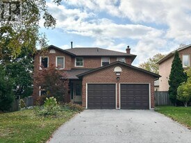 102 Hazelwood Dr in Newmarket, ON - Building Photo