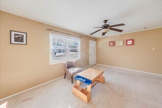 1201 S Lynn St in Urbana, IL - Building Photo - Building Photo