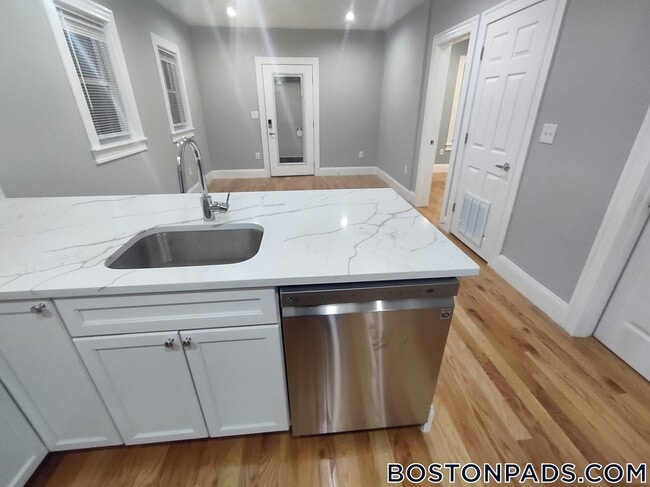 15 Harold St, Unit 2 in Somerville, MA - Building Photo - Building Photo