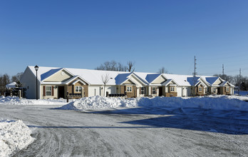 Overlook Villas in Columbia City, IN - Foto de edificio - Building Photo