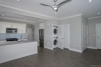 262 Indian Head Rd in Kings Park, NY - Foto de edificio - Building Photo