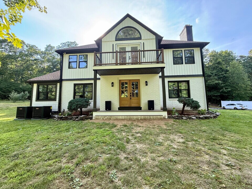 60 Mountain Rd in Colchester, CT - Building Photo
