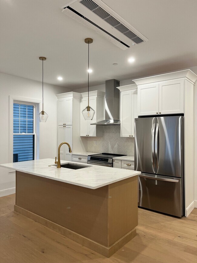 10 Rockland St, Unit 2T in Boston, MA - Building Photo - Building Photo