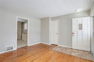 10516-10516 E 10th St S in Independence, MO - Building Photo - Building Photo