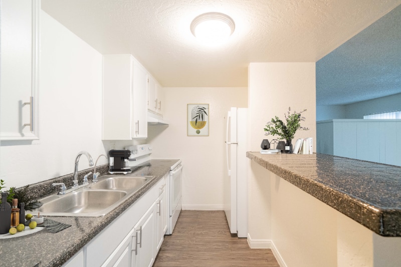 800 E Bobier Dr in Vista, CA - Foto de edificio