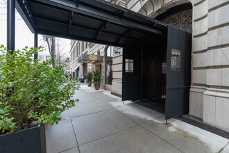 43 W 64th St in New York, NY - Foto de edificio - Building Photo