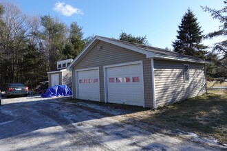 2461 Essex St in Orono, ME - Foto de edificio - Building Photo