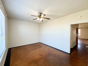 118 Sandstone Dr-Unit -Unit C in Jarrell, TX - Building Photo - Building Photo