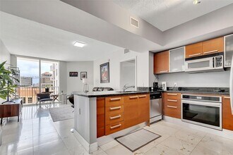 2030 Douglas Rd in Miami, FL - Building Photo - Building Photo
