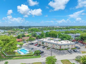 Oakland Park Villas in Oakland Park, FL - Foto de edificio - Building Photo