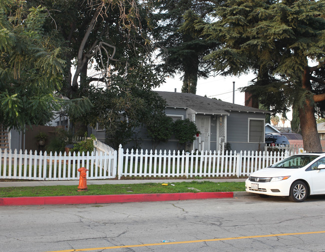 1215 S Lake St in Burbank, CA - Building Photo - Building Photo