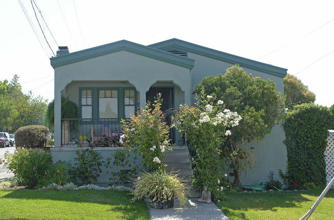 1900 Scenic Ave in Martinez, CA - Foto de edificio - Building Photo