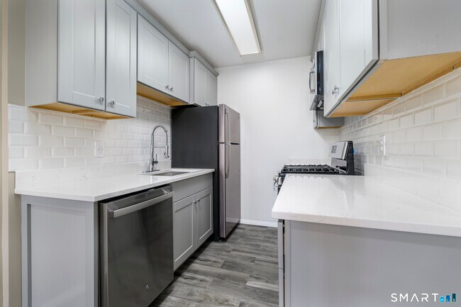 140 Grove St in Stamford, CT - Building Photo - Building Photo