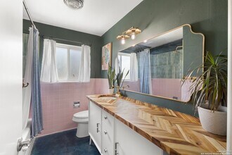 1228 Rivercrest Dr in New Braunfels, TX - Foto de edificio - Building Photo