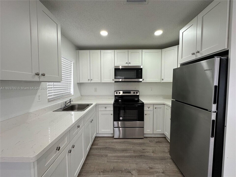 6032 SW 25th St in Miramar, FL - Building Photo