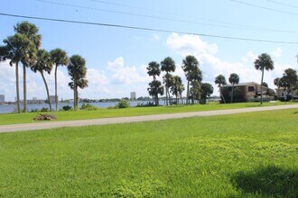 1662 Riverside Dr in Holly Hill, FL - Building Photo - Building Photo