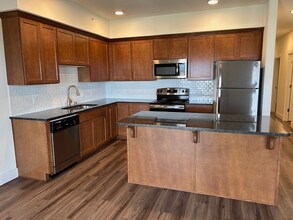 700 N State St, Unit 402 in Bellingham, WA - Foto de edificio - Building Photo