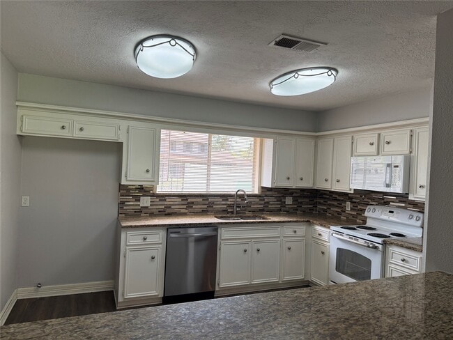 3302 Tompkins Dr in Baytown, TX - Building Photo - Building Photo