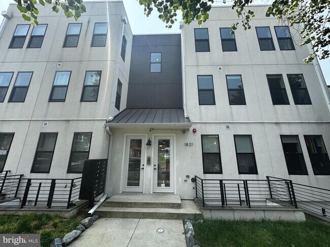 1821 I St NE