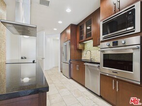 10700 Wilshire Blvd in Los Angeles, CA - Building Photo - Building Photo