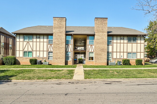 The Shelton Apartments in Midwest City, OK - Foto de edificio - Building Photo