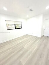 1 NW 10th St in Hallandale Beach, FL - Building Photo - Building Photo