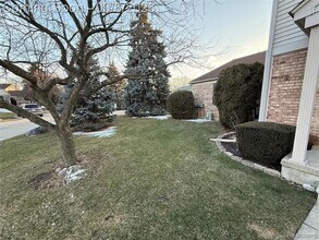 44585 N Bunker Hill Dr, Unit 82 in Clinton Township, MI - Building Photo - Building Photo