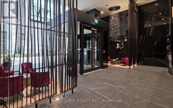 11 Yorkville Ave in Toronto, ON - Building Photo - Building Photo