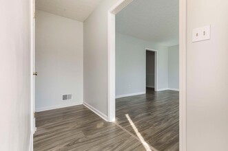 6715 Six Mile Ln in Louisville, KY - Building Photo - Building Photo