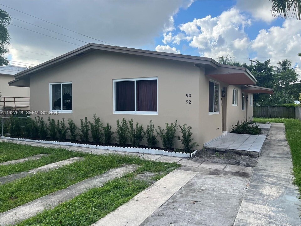 90 E 15th St in Hialeah, FL - Building Photo