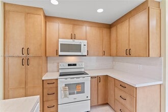 9081 Lake Park Cir N in Davie, FL - Building Photo - Building Photo