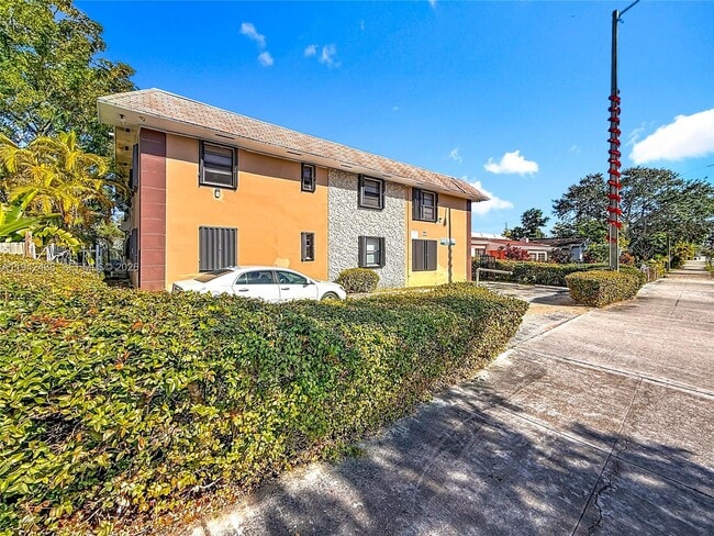 2335 NE 172nd St in North Miami Beach, FL - Foto de edificio - Building Photo