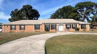 301 Nesbitt St in Palm Bay, FL - Building Photo