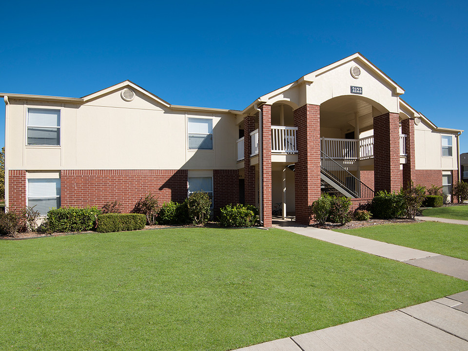 The Greens at Moore in Oklahoma City, OK - Building Photo