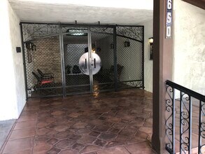 5650 Sumner Way, Unit Apartment for rent in Culver City, CA - Foto de edificio - Building Photo