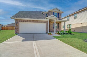 8411 Beacon Bay Cir in Mont Belvieu, TX - Building Photo - Building Photo