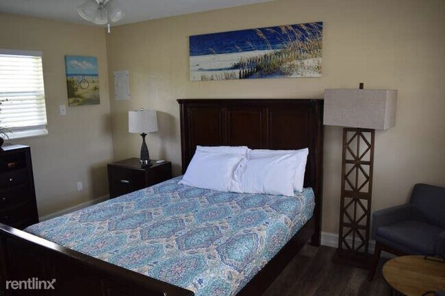 2135 NE Dixie Hwy in Jensen Beach, FL - Foto de edificio - Building Photo