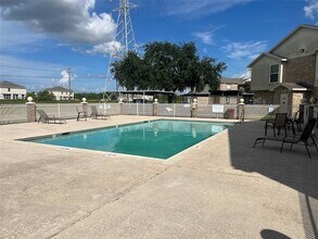 7600 Emmett F Lowry Expy, Unit 714 in Texas City, TX - Building Photo - Building Photo