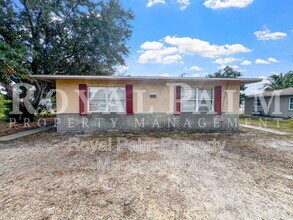 13037 First St in Ft. Myers, FL - Foto de edificio - Building Photo