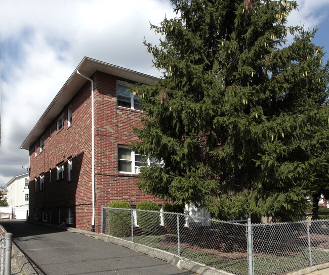 1040 Kilsyth Rd in Elizabeth, NJ - Building Photo - Building Photo