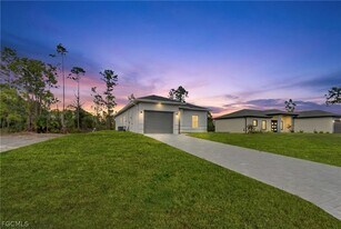 725 Lamar St E in Lehigh Acres, FL - Building Photo