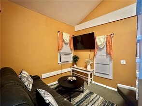 800 Oakland Beach Ave in Warwick, RI - Building Photo - Building Photo