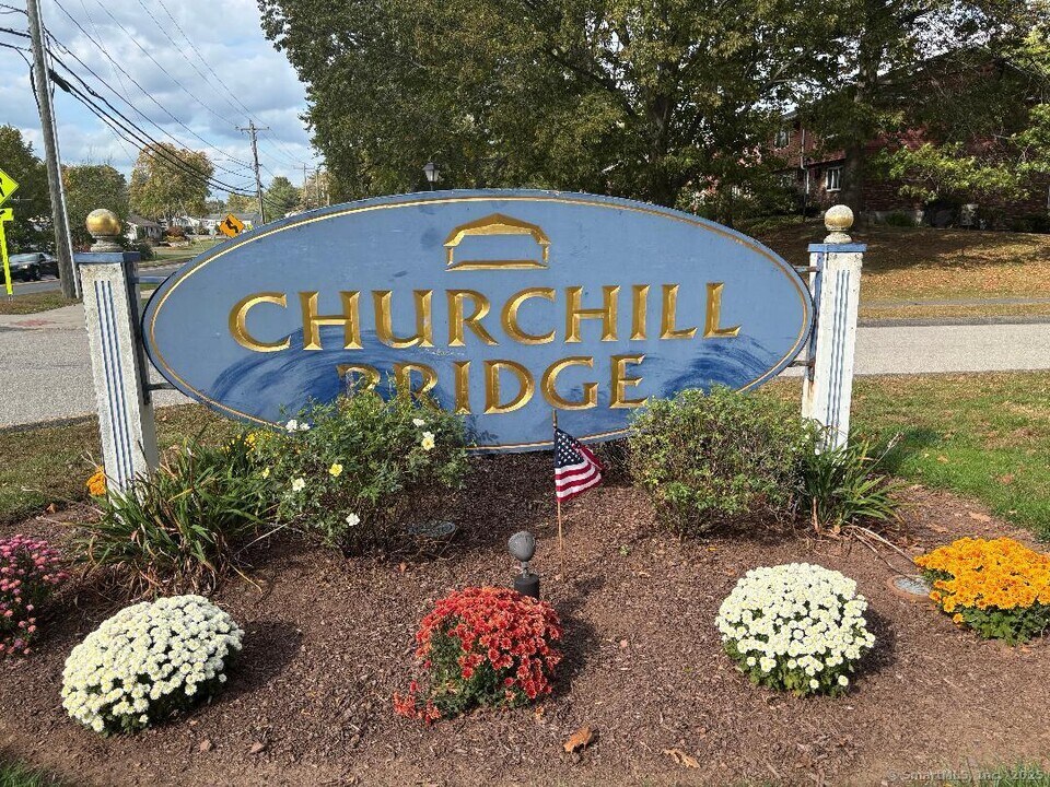 178 Churchill Dr in Newington, CT - Foto de edificio